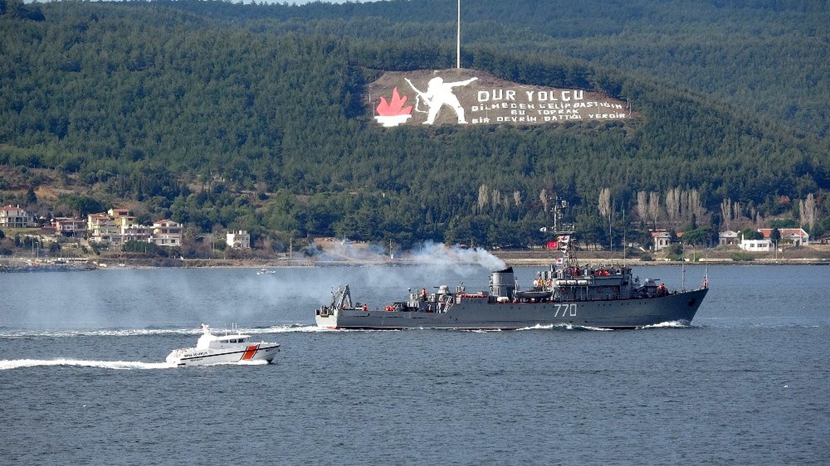 Rus askeri gemileri Çanakkale Boğazı\'ndan peş peşe geçti