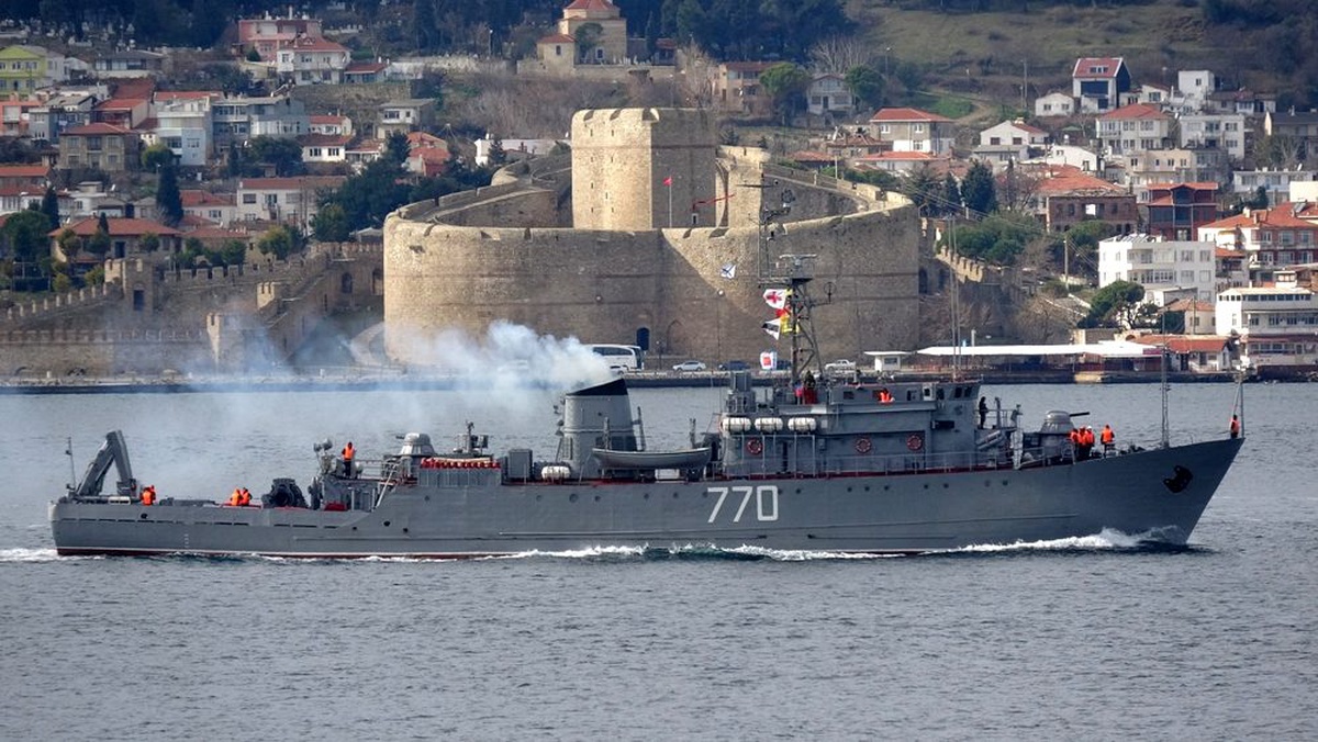 Rus askeri gemileri Çanakkale Boğazı\'ndan peş peşe geçti
