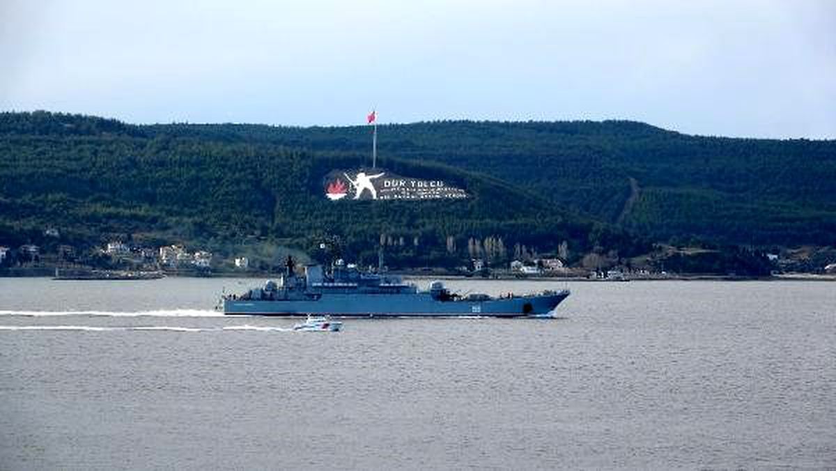 Rus savaş gemisi \'Caesar Kunikov\', Çanakkale Boğazı\'ndan geçti