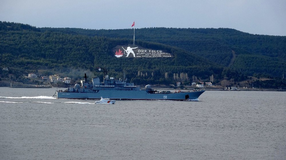 Rus savaş gemisi Çanakkale Boğazı\'ndan geçti
