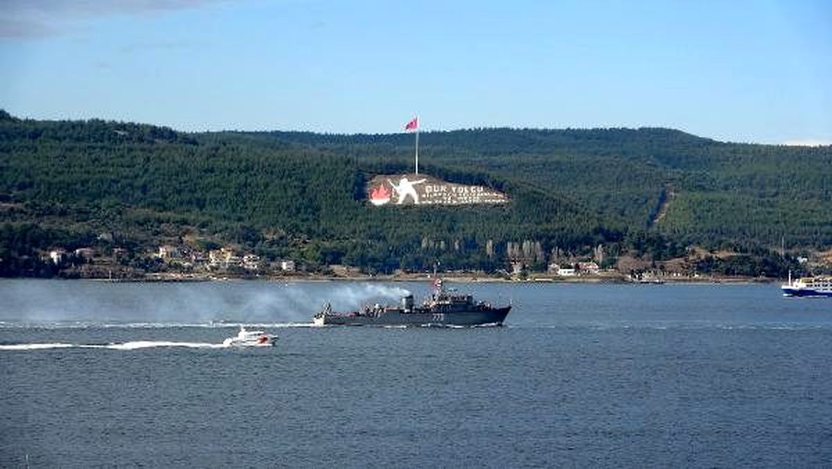 Rus savaş gemisi ve askeri römorkörü Çanakkale Boğazı\'ndan geçti