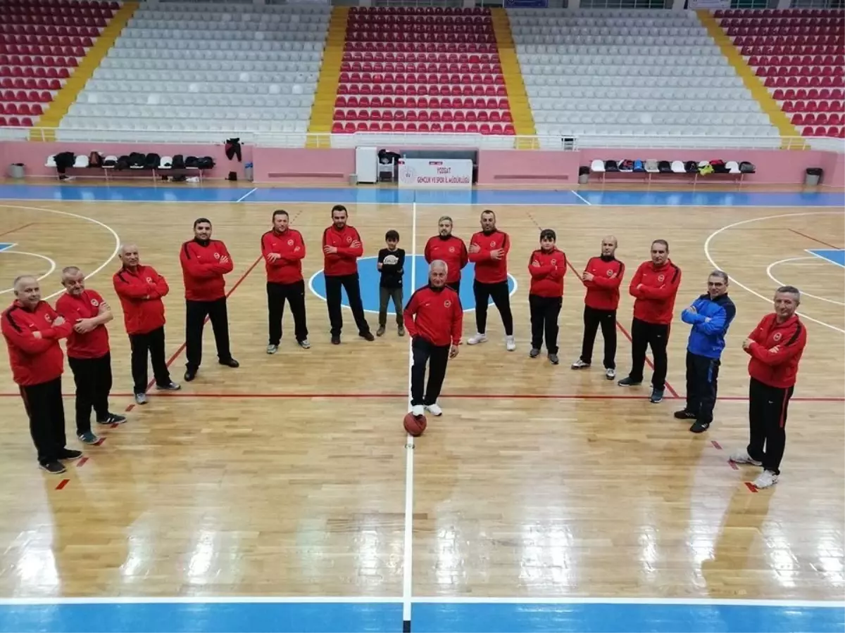 Sağlıklı yaşam için 25 yıldır yaz kış demeden spor yapıyorlar