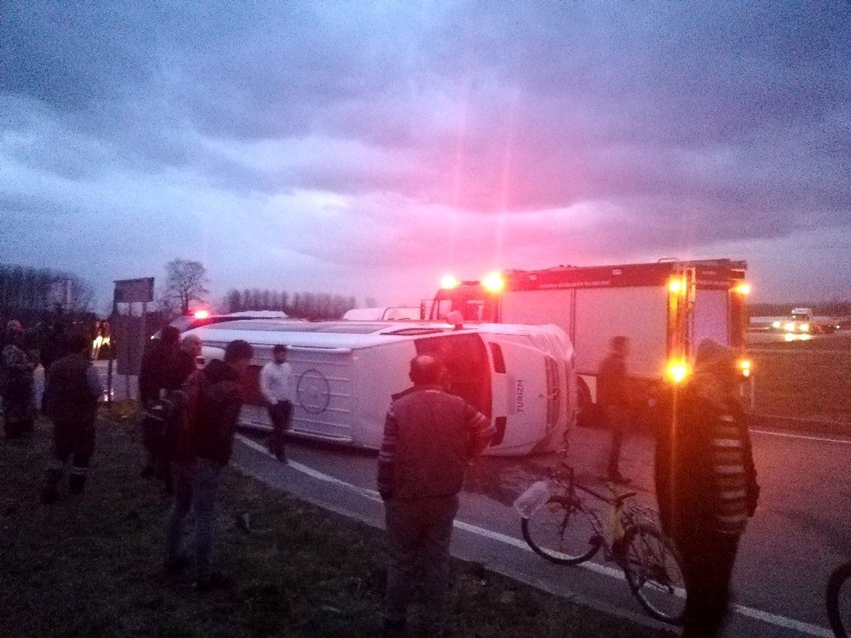 Sakarya\'da servis minibüsleri çarpıştı: 2 yaralı