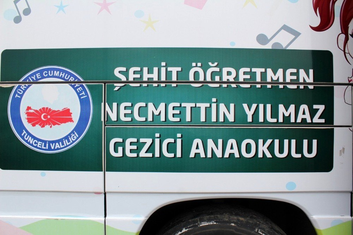 Şehit öğretmen adına yapılan gezici okul, depremzede çocuklar için görevde