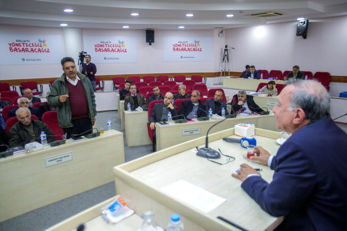 Seyhan Belediye Başkanı Akay, muhtarlarla bir araya geldi