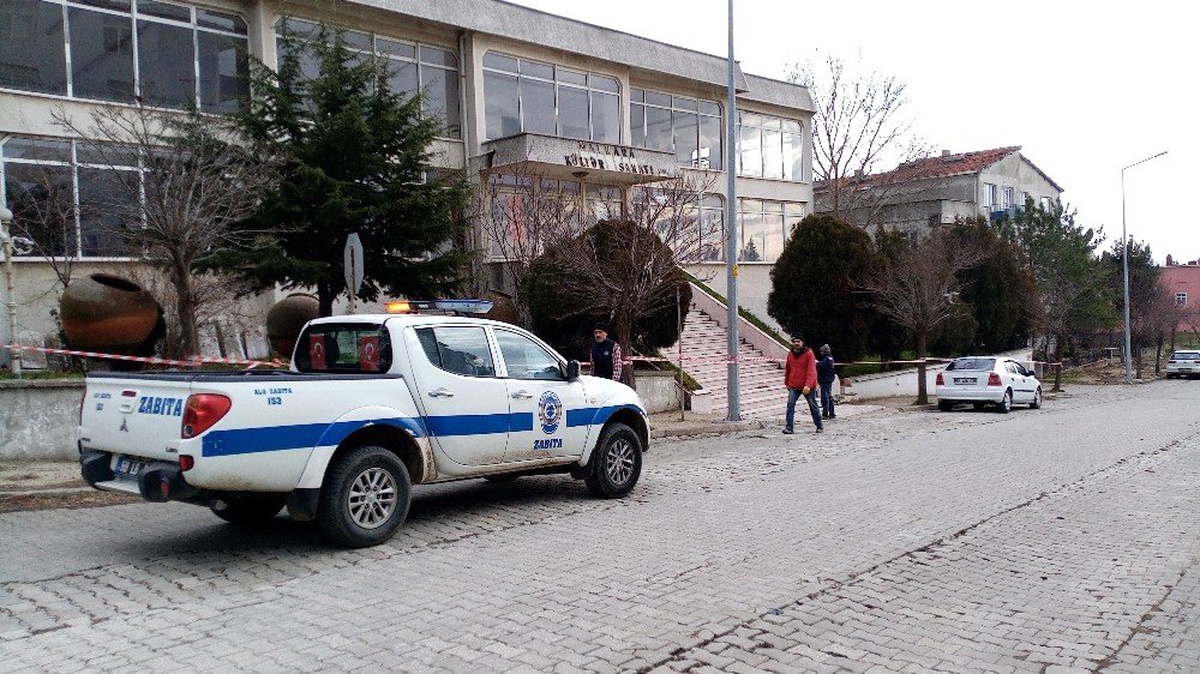 Şiddetli fırtına Malkara Kültür Sarayı çatısına hasar verdi