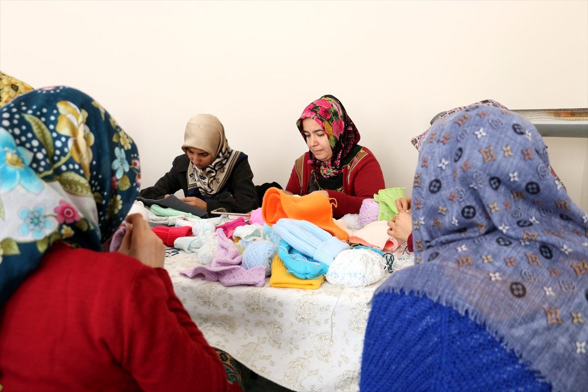 Siirtli kadınlar, depremzedeler için atkı ve bere örüyor