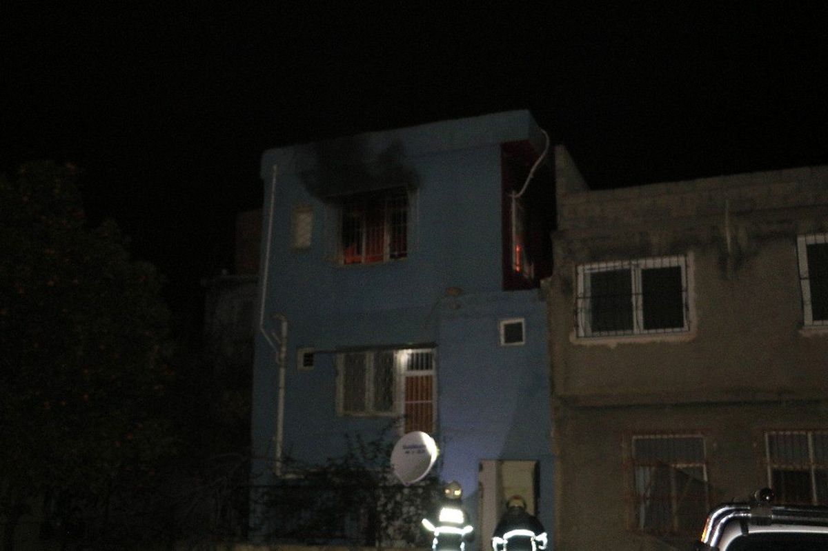 Sokak ortasında karısını dövdü sonra evlerini ateşe verdi
