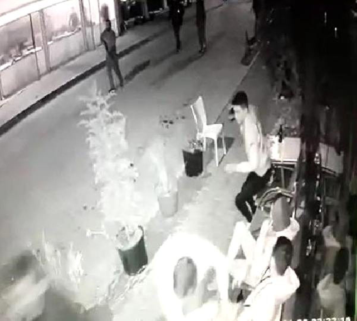 Sokak ortasında silahlı saldırı kamerada