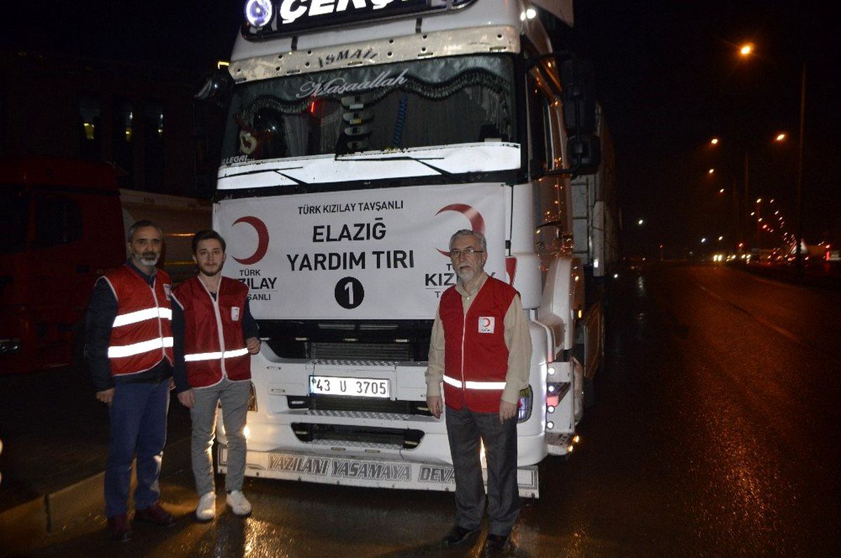 Tavşanlı\'dan Elazığ\'a 5 tır kömür
