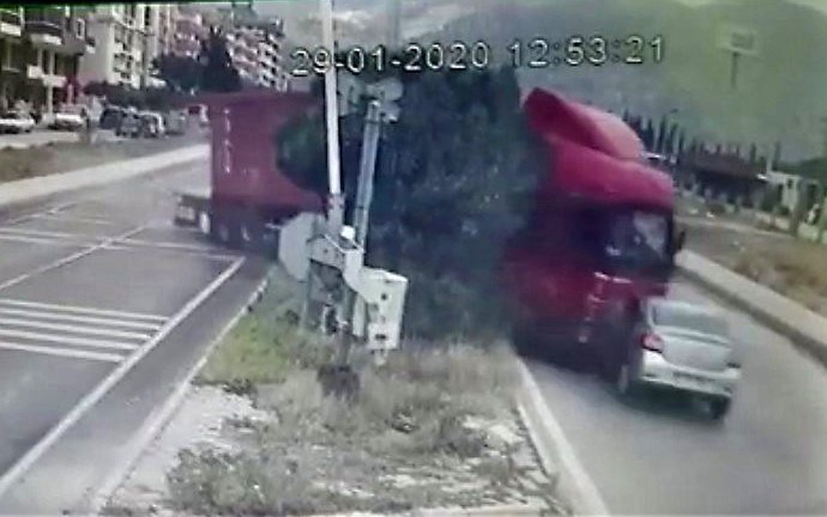 Tırın otomobili biçtiği anının görüntüleri ortaya çıktı