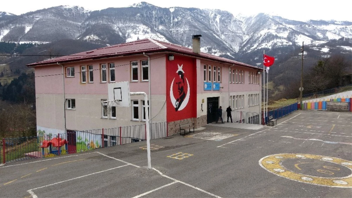 Trabzon\'da bir okulda çatlaklar nedeniyle boşaltma kararı alındı