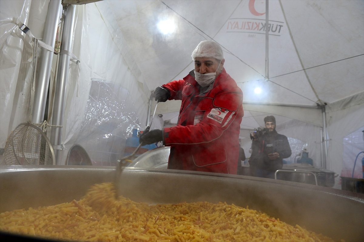 Türk Kızılayı, depremzedelere 68 noktada gıda dağıtıyor