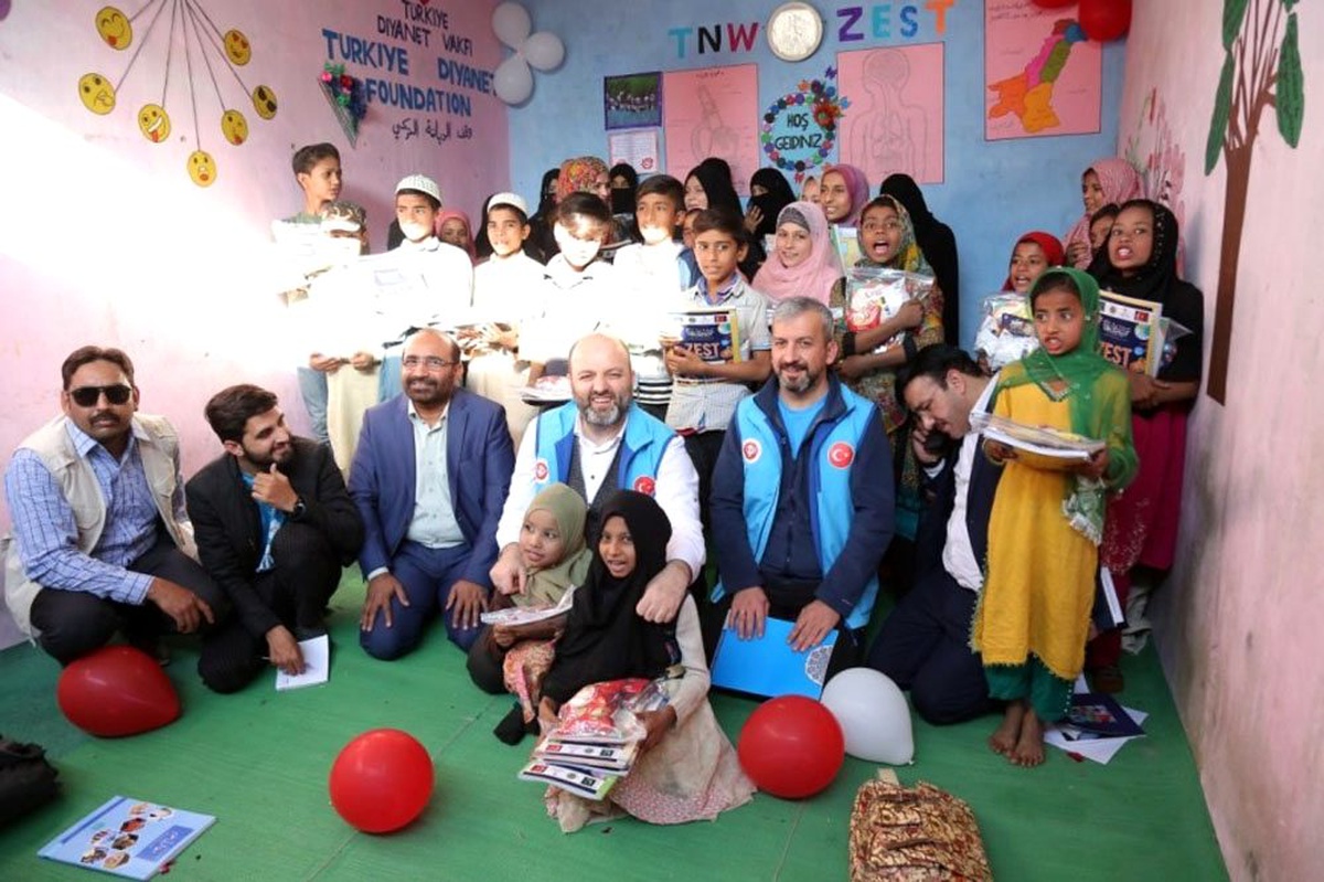 Türkiye Diyanet Vakfı Pakistan\'daki Arakanlı çocuklara umut oldu