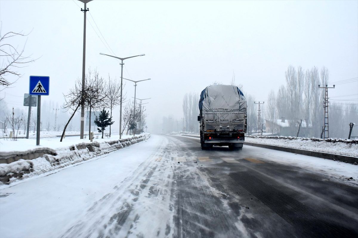 Van ve Bitlis\'te 9 yerleşim birimine kar nedeniyle ulaşım sağlanamıyor