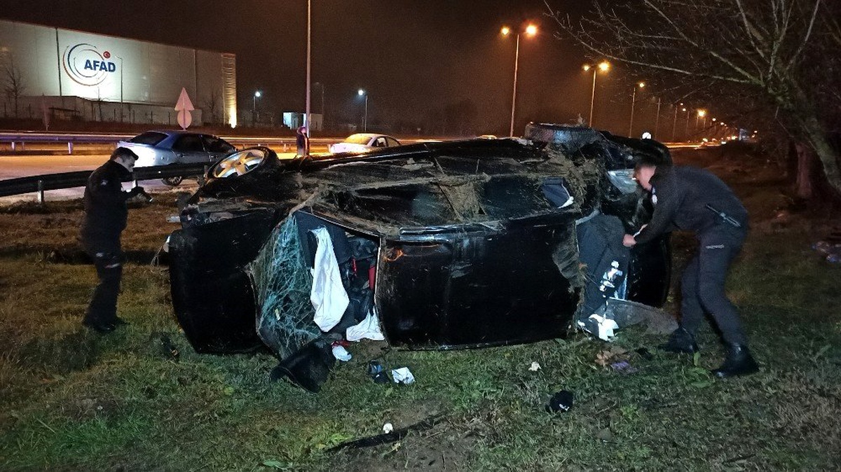Yağış nedeniyle kayganlaşan yolda otomobil metrelerce takla attı