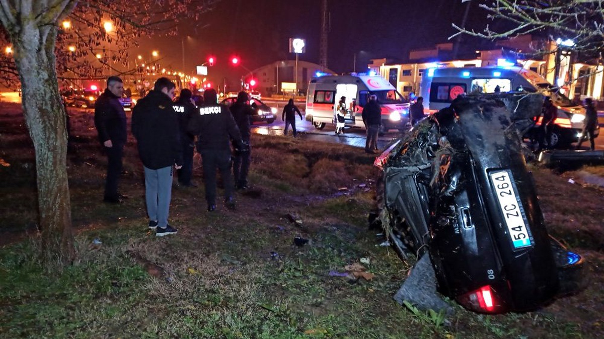 Yağış nedeniyle kayganlaşan yolda otomobil metrelerce takla attı