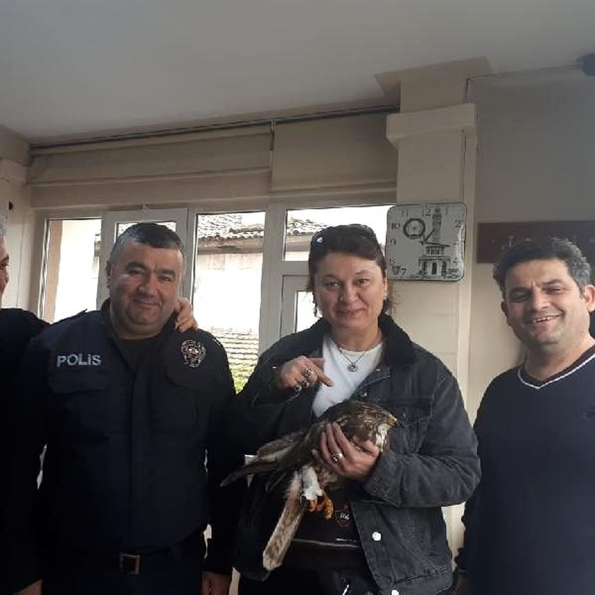 Yaralı doğana polisler sahip çıktı