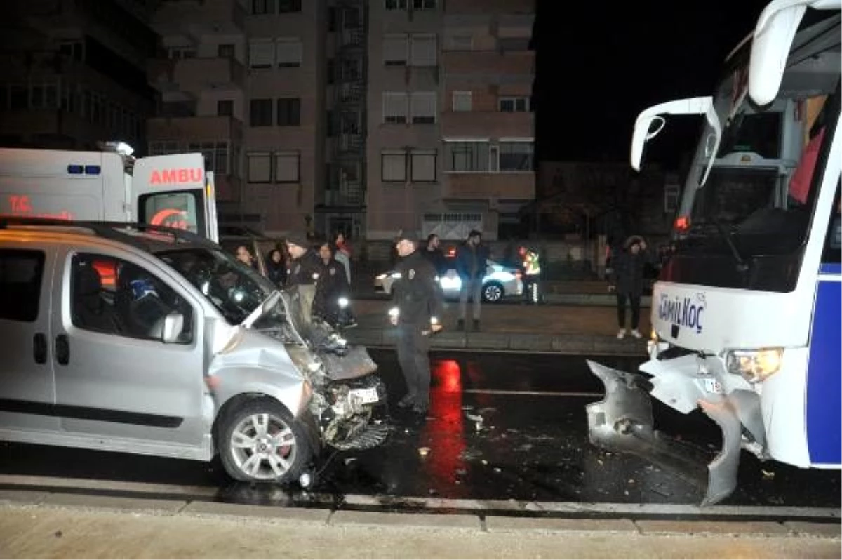 Yolcu otobüsü ile hafif ticari araç çarpıştı: 3 yaralı