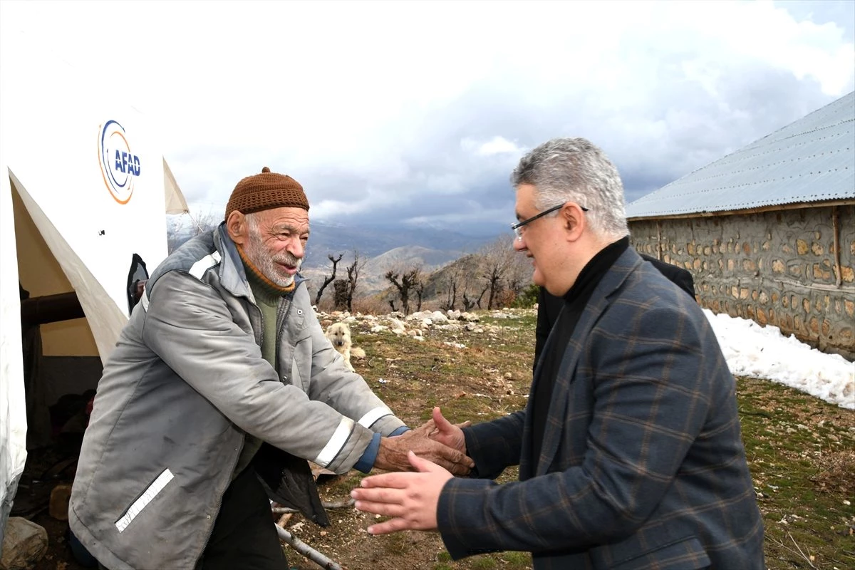 Adıyaman Valisi Aykut Pekmez depremin etkilediği Gerger ilçesini ziyaret etti