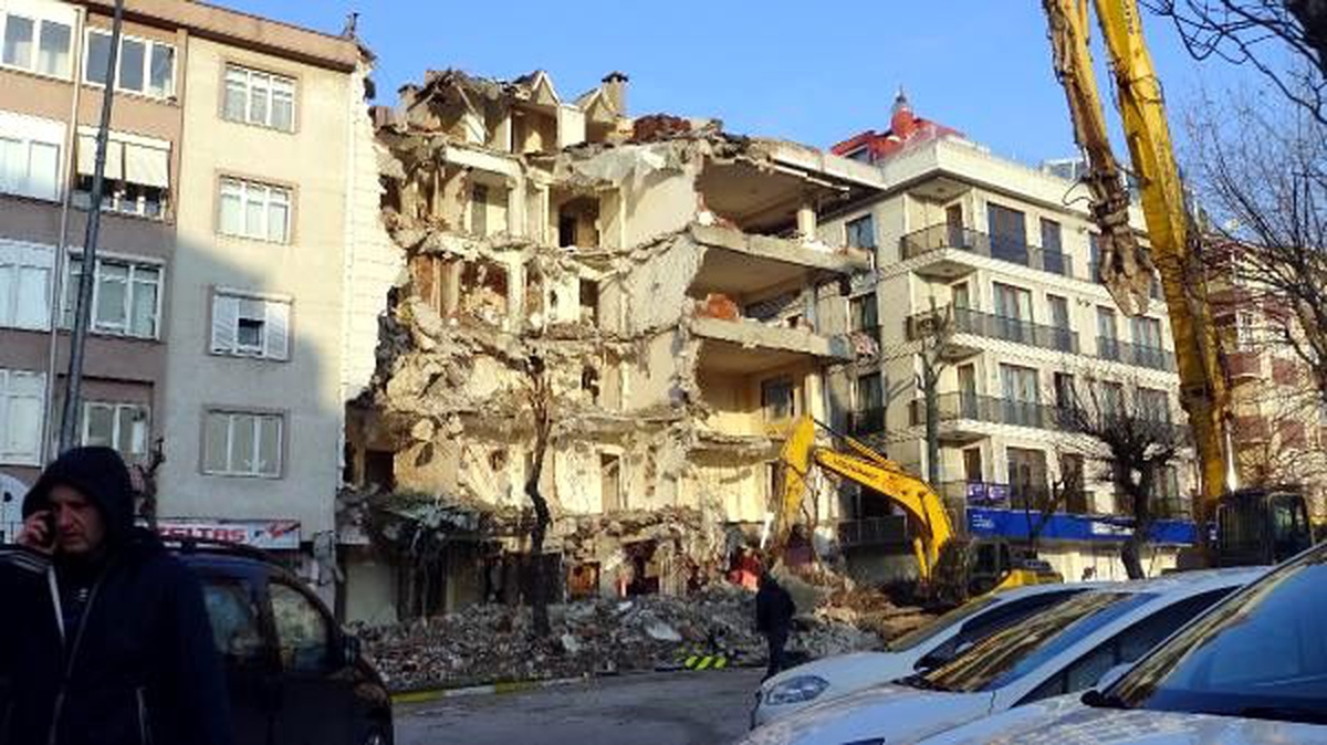 Avcılar\'da yıkılıp yenilenmeyi bekleyen riskli 140 bina var