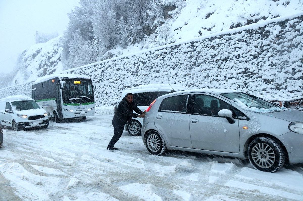Bitlis\'te kar yağışı nedeniyle yaklaşık 500 araç yolda mahsur kaldı
