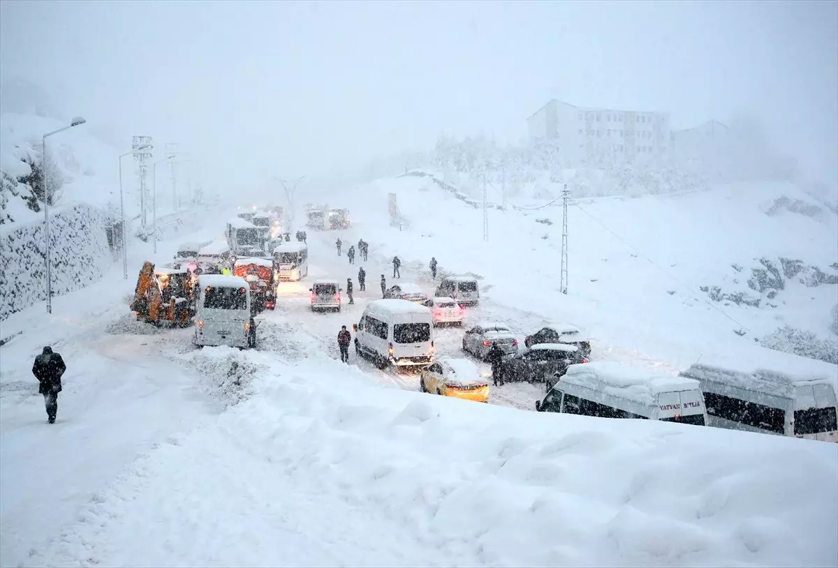 Bitlis\'te yoğun kar ulaşımı aksattı