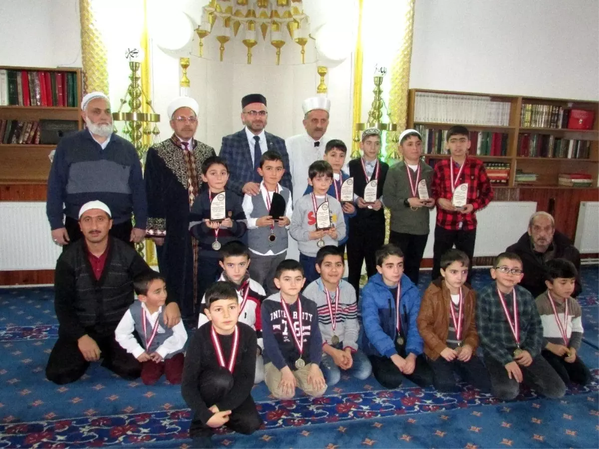 Camiye vakit namazlarına gelen çocuklara hediye dağıtıldı