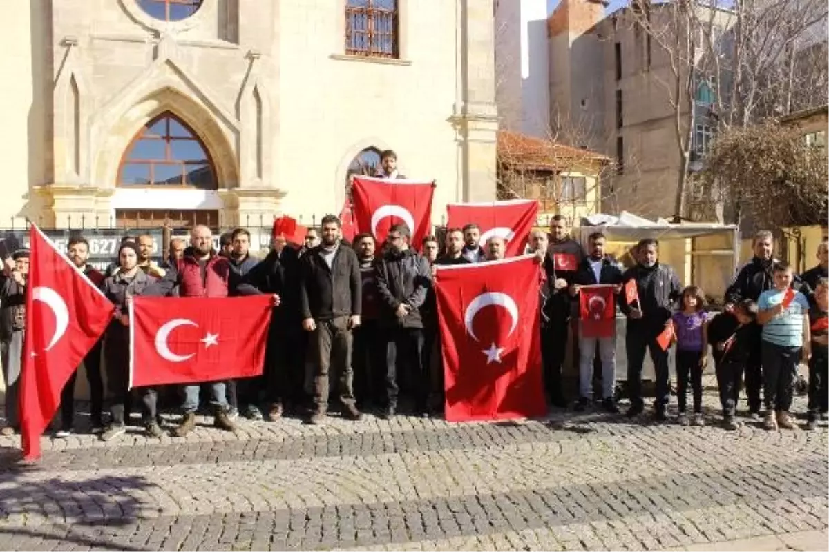 Çanakkale\'de, Türk bayrağını yırtan Yunan vekile tepki