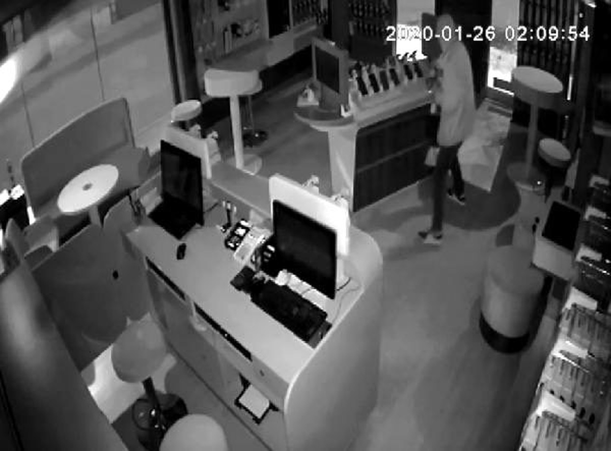 Cep telefonu hırsızı güvenlik kamerasında