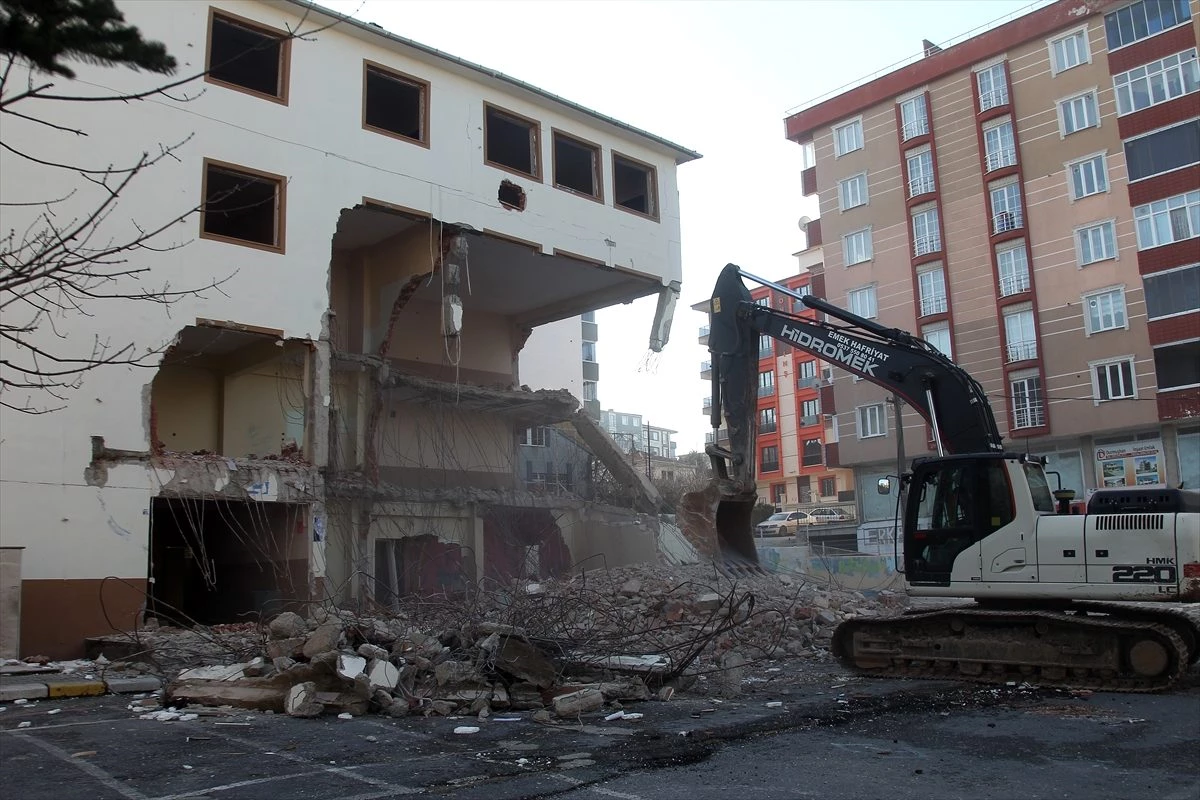 Çerkezköy\'de depreme dayanıksız olduğu belirlenen okul binası yıkıldı