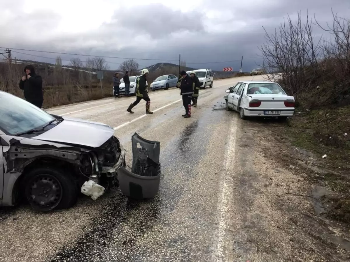 Dağ yolunda otomobiller kafa kafaya çarpıştı: 2 yaralı