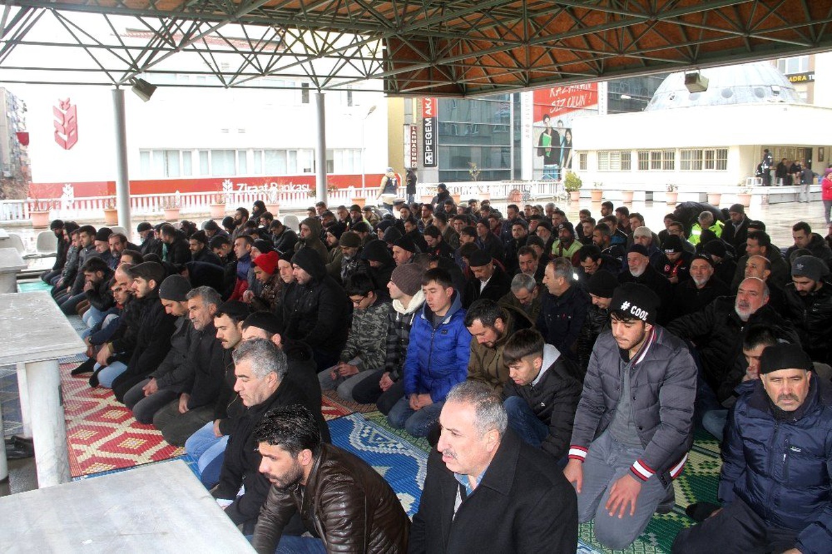 Deprem sonrası ilk Cuma namazında Elazığ\'da camiler doldu, taştı