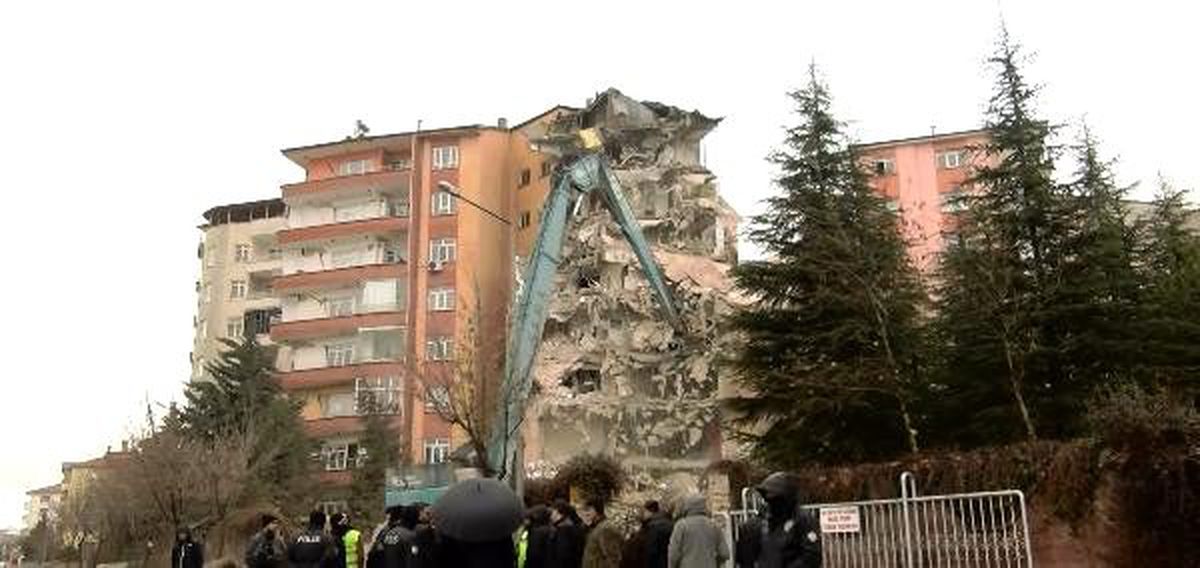 Depremde hasar gören 48 daireli sitede yıkım çalışması