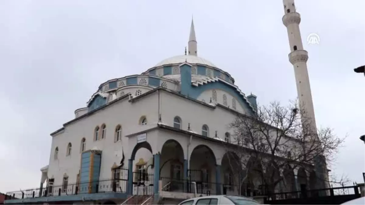 Depremde hasar gören caminin yıkımına başlandı