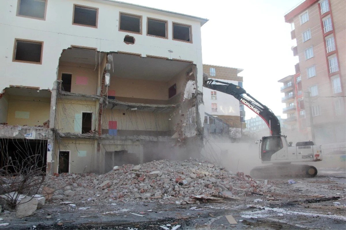 Depreme dayanıksız olduğu tespit edilen okulun yıkımına başlandı
