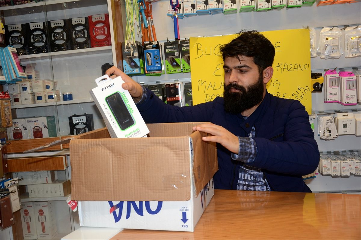Depremzedelere cep telefonu ve aksesuar göndererek destek oldu