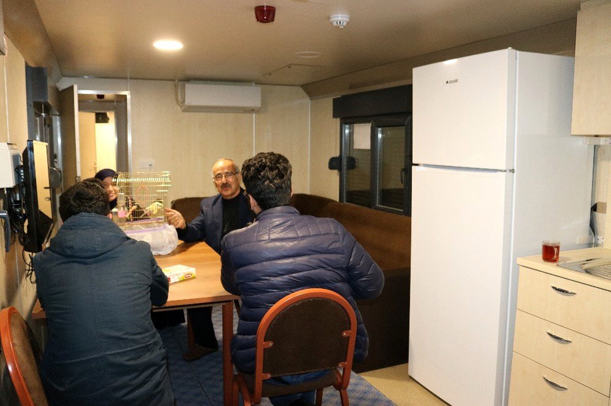Depremzedelerin gündüz vakti vagonlarda yaşamları