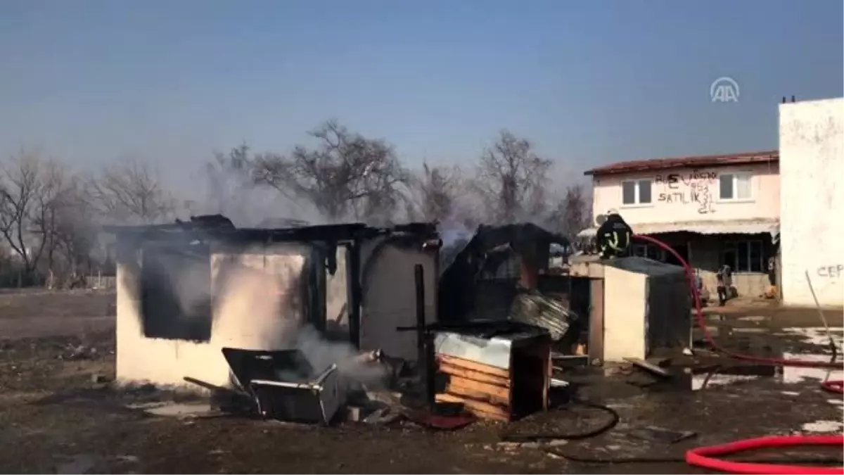 Devrilen soba borusu gecekonduda yangına neden oldu