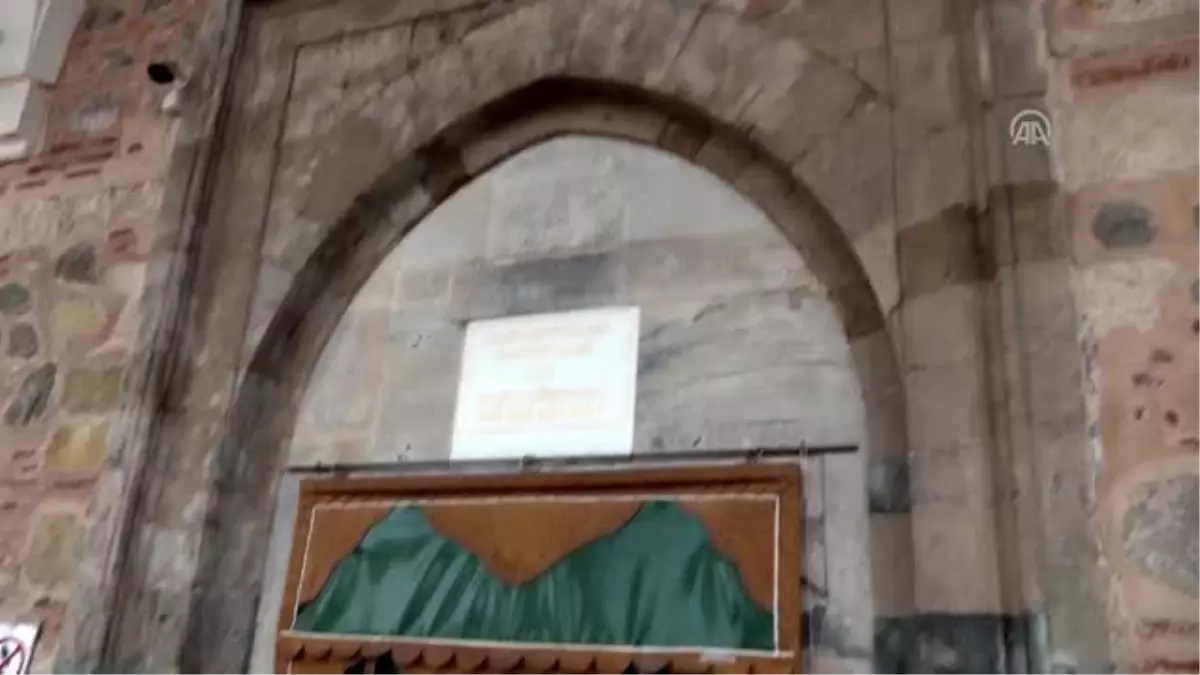 Dışişleri Bakanı Çavuşoğlu, Banyabaşı Camii\'ni ziyaret etti