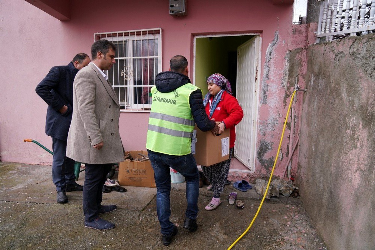Diyarbakır\'da depremden etkilenen vatandaşlara gıda yardımı