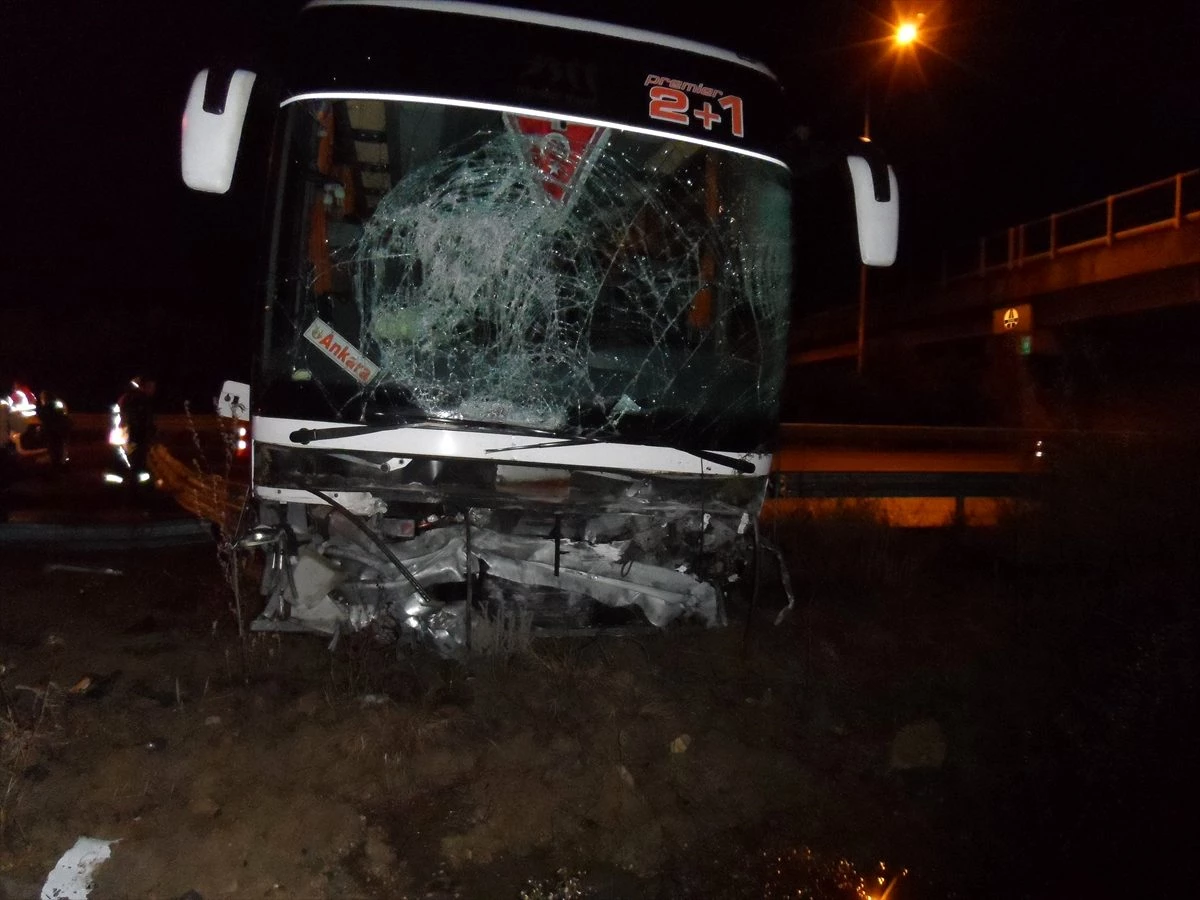 Düzce\'de otobüs bariyerlere çarptı: 7 yaralı