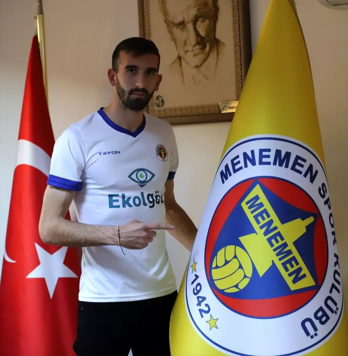 Ekol Göz Menemenspor, Arnavut futbolcu Domgjoni\'yi kadrosuna kattı