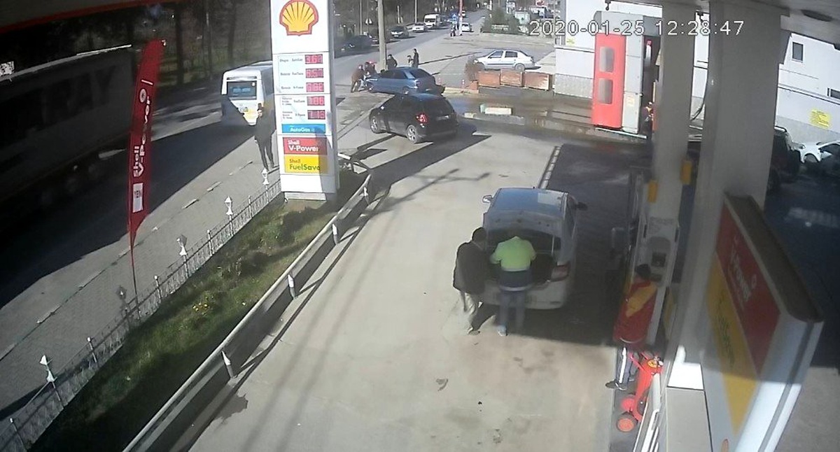 El frenini çekmedi, otomatik yıkamadaki araç kamyonla böyle çarpıştı