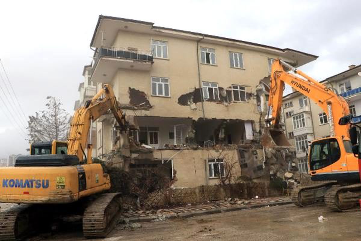 Elazığ\'da, ağır hasarlı Petek Sitesi yıkılıyor
