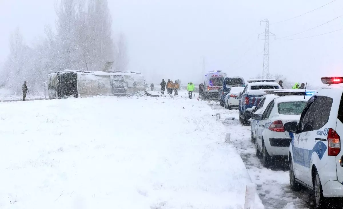 Erzincan\'da buzlanan yolda otobüs yan yattı: 46 yaralı