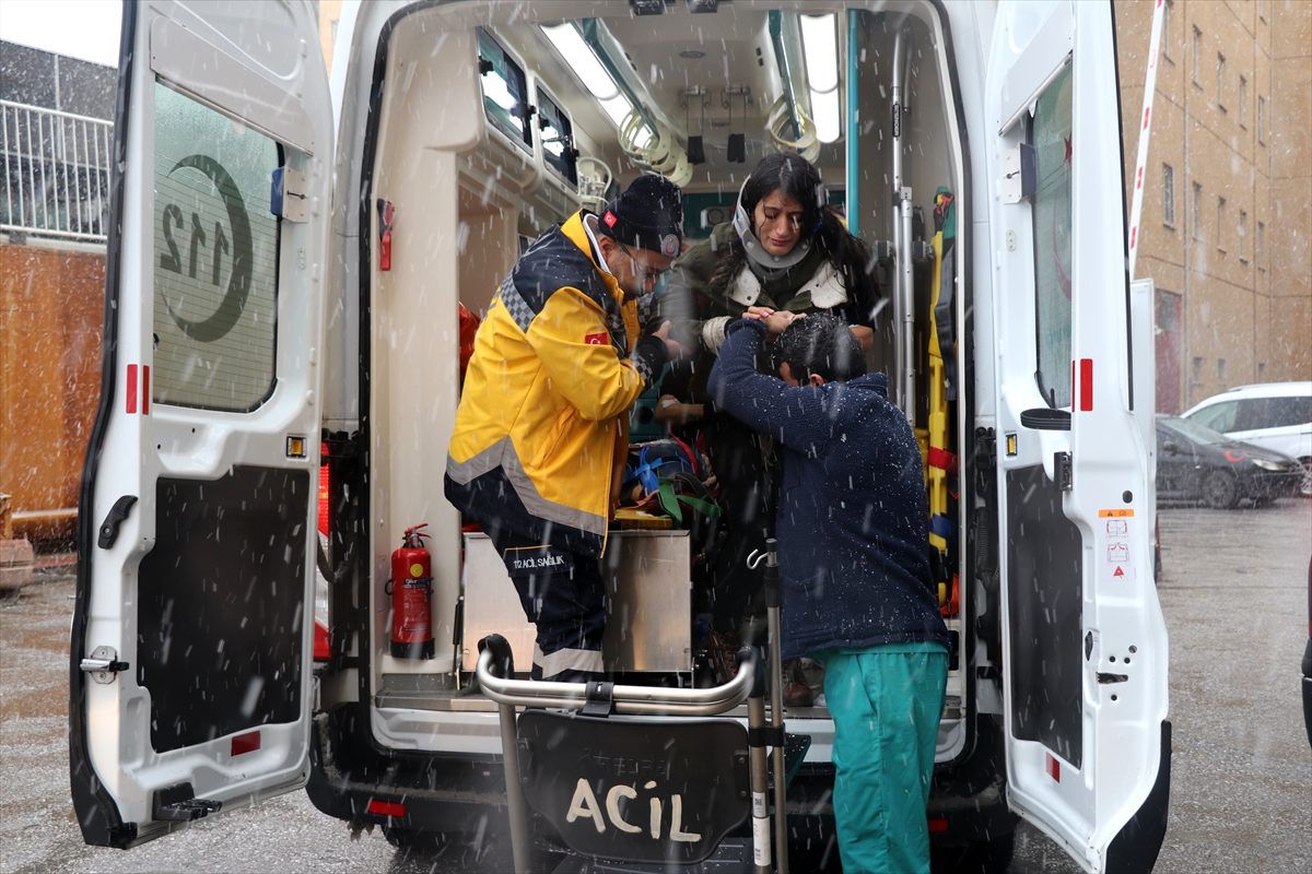 Erzincan\'da yolcu otobüsü şarampole devrildi: 46 yaralı