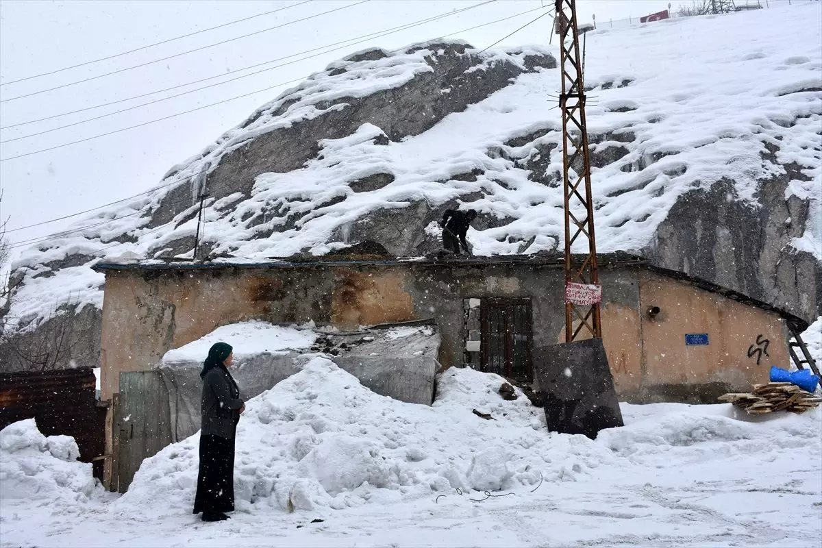 Hakkari\'de toprak evin damı kısmen çöktü