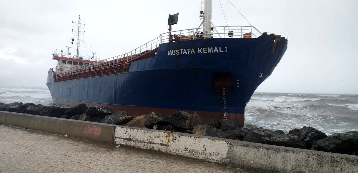 Hatay\'da kargo gemisi karaya oturdu
