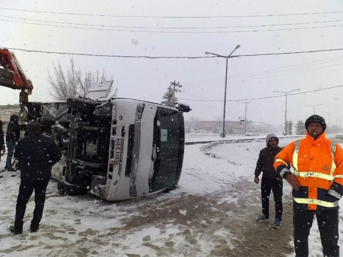 İşçi servisi devrildi: 1 yaralı